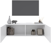 Weißes TV-Hängelowboard mit zwei offenen Türen, dekoriert mit Büchern, Vasen und Geschenken, frontal betrachtet.