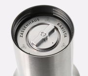 Nahaufnahme der Kaffeemühle BARISTA von oben, zeigt das Edelstahlmahlwerk.