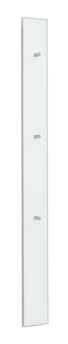 Schmales, hochformatiges Wandpaneel aus satiniertem Glas mit drei Metallabstandshaltern, freigestellt auf weißem Hintergrund, in leichter Schrägansicht von vorn
