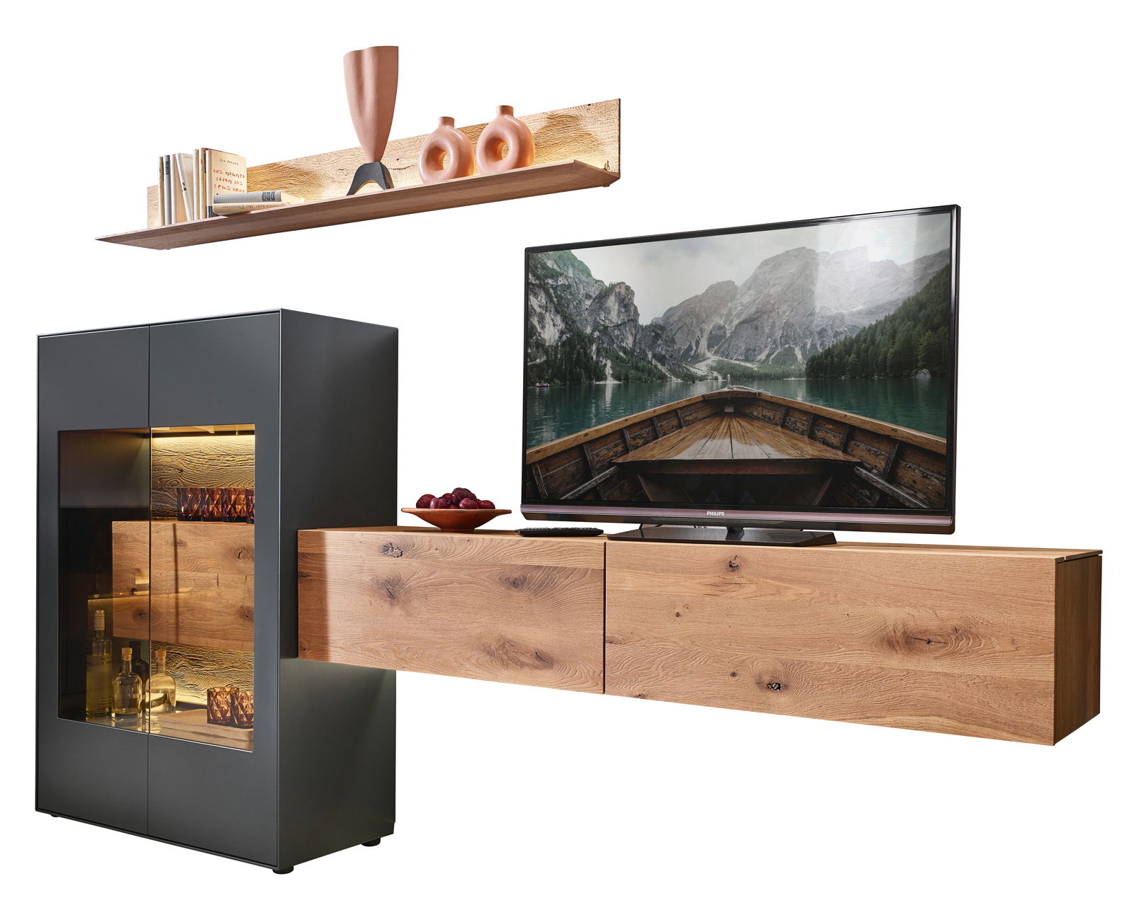 Moderne Wandkombination mit Holz- und Glaselementen, bestehend aus einem Hängeschrank, einem TV-Board und einem Regalbrett, seitliche Perspektive.