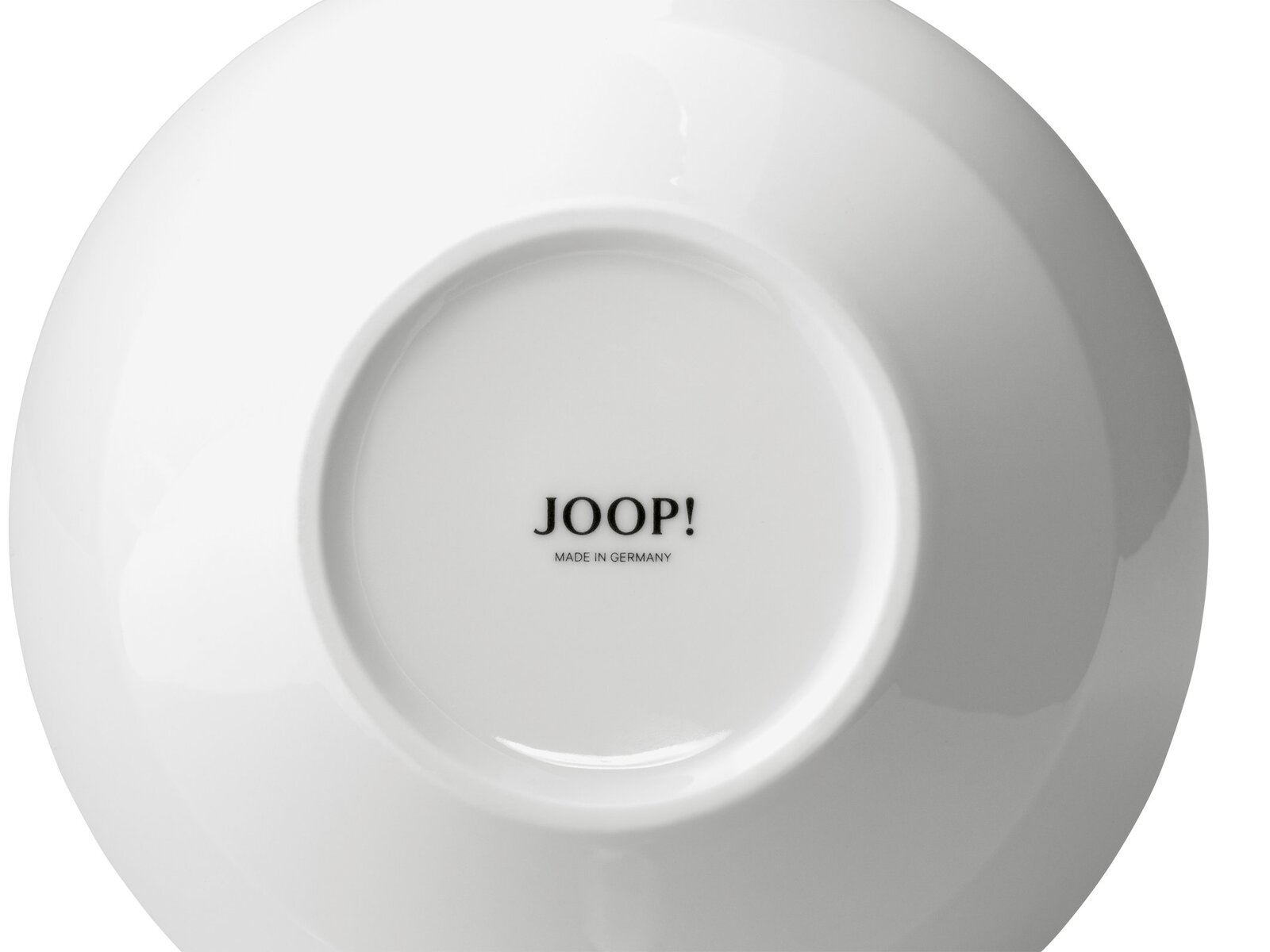 Unterseite eines weißen Bechers mit der Aufschrift 'JOOP! MADE IN GERMANY', von unten fotografiert.