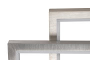 Nahaufnahme einer modernen LED-Deckenleuchte mit rechteckigem, gebürstetem Metallrahmen.
