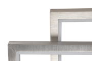 Nahaufnahme einer modernen LED-Deckenleuchte mit rechteckigem, gebürstetem Metallrahmen.