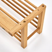 Detailansicht einer Wandgarderobe aus Bambus mit sichtbaren Schrauben und Holzstruktur.