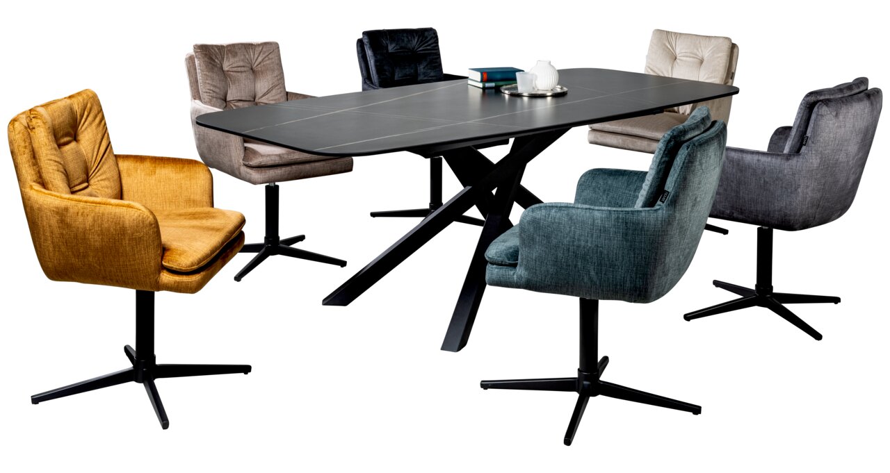 Moderner Esstisch mit schwarzer Tischplatte und X-förmigem Gestell, umgeben von sechs farblich unterschiedlichen, gepolsterten Drehstühlen. Perspektive: seitliche Ansicht.