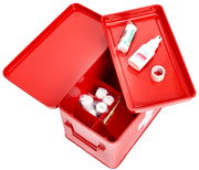 Rote Medizinbox aus Metall mit geöffnetem Deckel, gefüllt mit Verbandsmaterial und Erste-Hilfe-Artikeln, aus der Vogelperspektive.