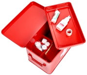 Rote Medizinbox aus Metall mit geöffnetem Deckel, gefüllt mit Verbandsmaterial und Erste-Hilfe-Artikeln, aus der Vogelperspektive.