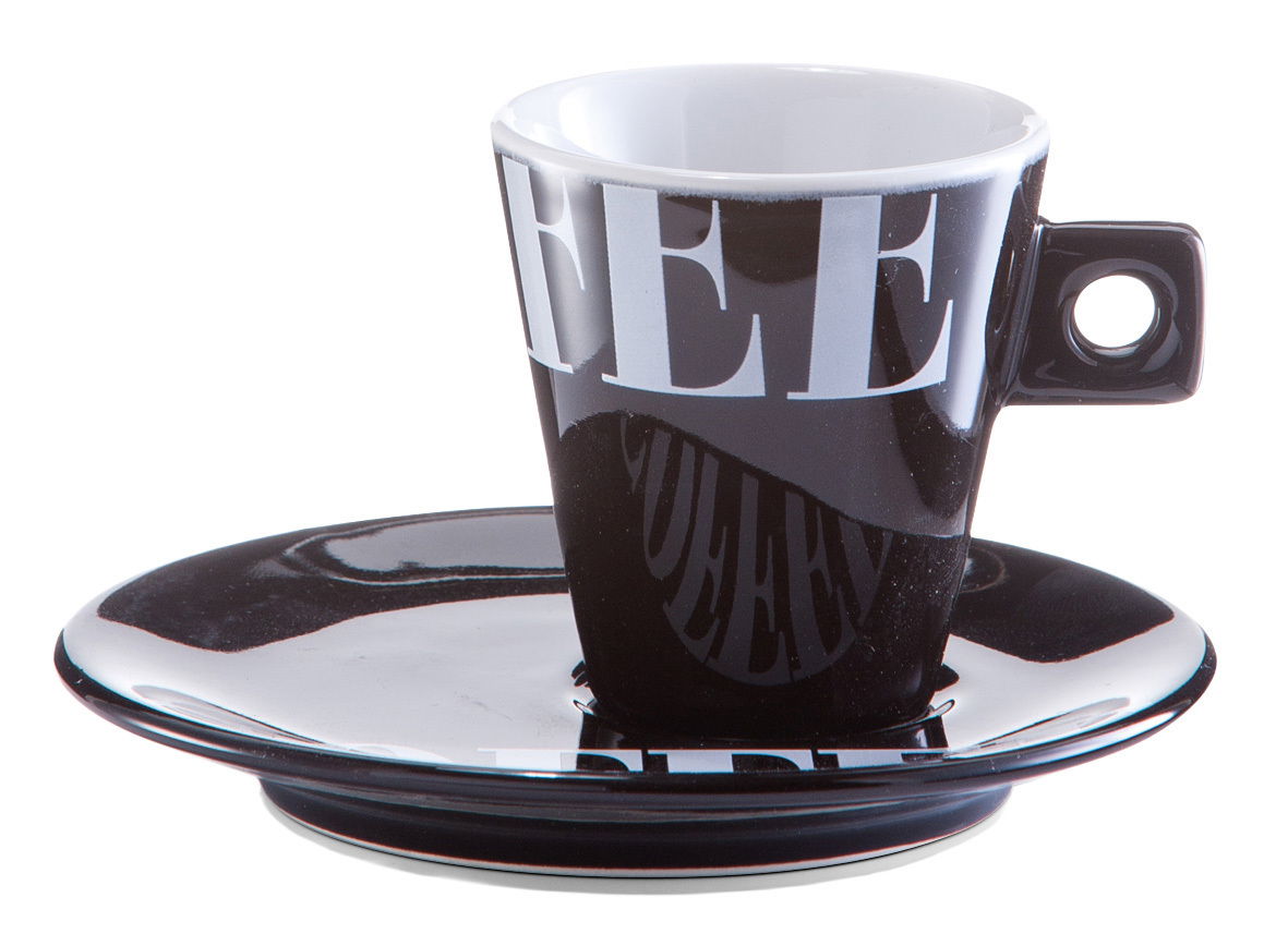 Schwarze Espressotasse mit großem weißen Schriftzug 'COFFEE' auf Untertasse, seitliche Perspektive