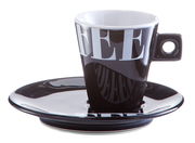 Schwarze Espressotasse mit großem weißen Schriftzug 'COFFEE' auf Untertasse, seitliche Perspektive