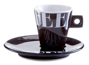 Schwarze Espressotasse mit großem weißen Schriftzug 'COFFEE' auf Untertasse, seitliche Perspektive
