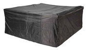 Schwarze Sitzgruppenhülle aus wasserabweisendem Material, perspektivisch von schräg vorne fotografiert.