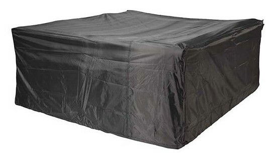 Schwarze Sitzgruppenhülle aus wasserabweisendem Material, perspektivisch von schräg vorne fotografiert.