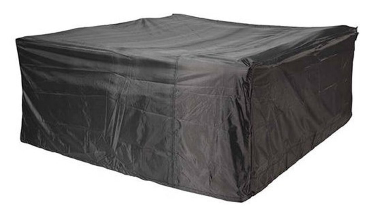Schwarze Sitzgruppenhülle aus wasserabweisendem Material, perspektivisch von schräg vorne fotografiert.