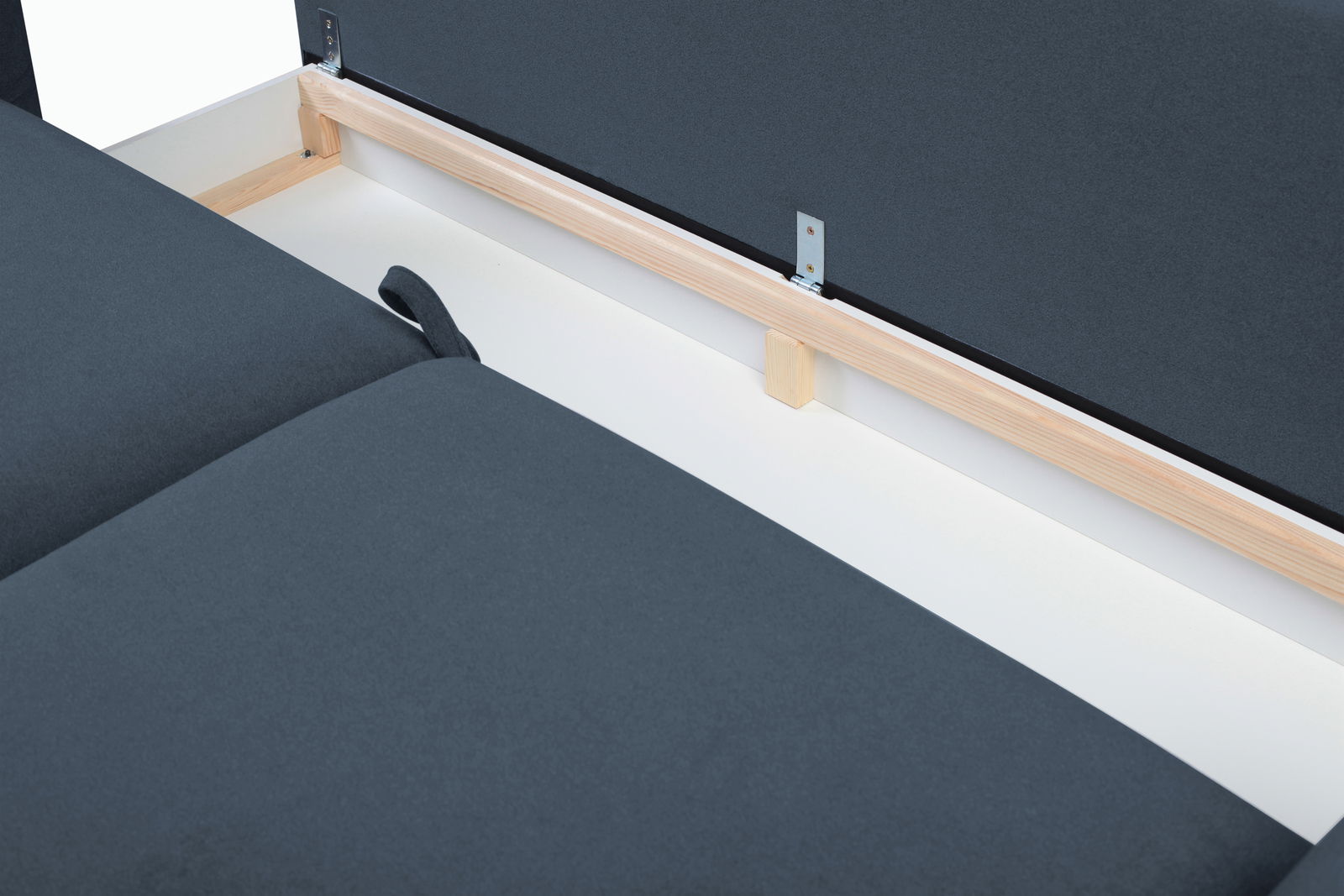 Nahaufnahme eines geöffneten Funktionssofas MIDORI mit Stauraum, Ansicht von oben.