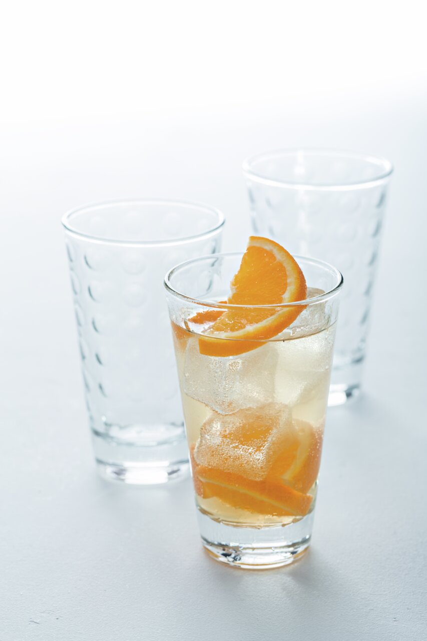 Trinkglas Optic 300ml mit erfrischendem Getränk und Orangenscheiben, seitliche Perspektive