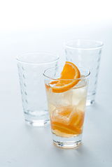 Trinkglas Optic 300ml mit erfrischendem Getränk und Orangenscheiben, seitliche Perspektive