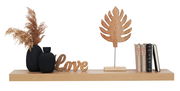 Wandboard aus Holz mit Dekorationen, darunter schwarze Vasen mit Trockenblumen, ein Holzschriftzug 'Love', ein Holzblatt auf Ständer und Bücher. Frontalansicht.