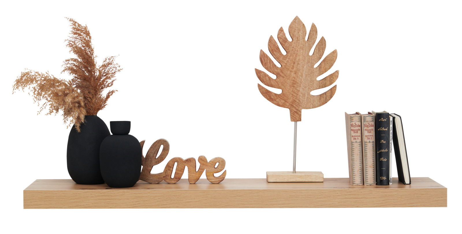 Wandboard aus Holz mit Dekorationen, darunter schwarze Vasen mit Trockenblumen, ein Holzschriftzug 'Love', ein Holzblatt auf Ständer und Bücher. Frontalansicht.