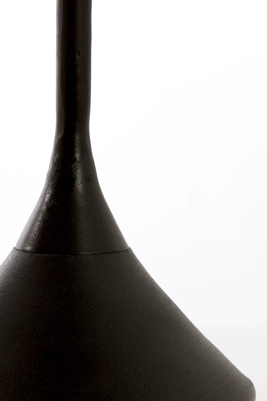 Nahaufnahme eines schwarzen Beistelltischs mit konischem Fuß, seitliche Perspektive