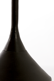 Nahaufnahme eines schwarzen Beistelltischs mit konischem Fuß, seitliche Perspektive