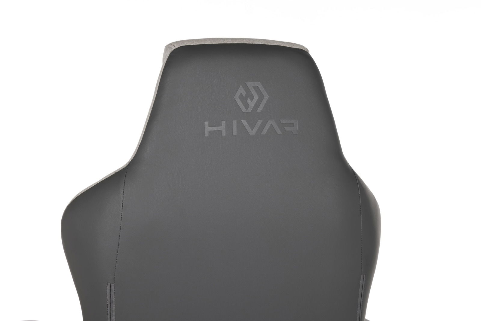 Rückansicht eines grauen Gaming-Stuhls mit dem Logo 'HIVAR' auf der Rückenlehne.