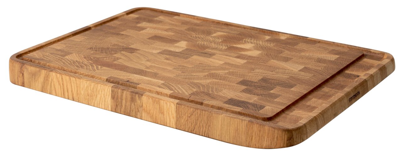 Tranchierbrett aus Eiche Stirnholz in schräger Perspektive, zeigt die robuste Holzmaserung und die abgerundeten Kanten.