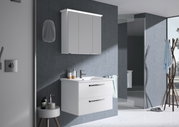 Moderner Badblock in einem stilvollen Badezimmer, seitliche Perspektive