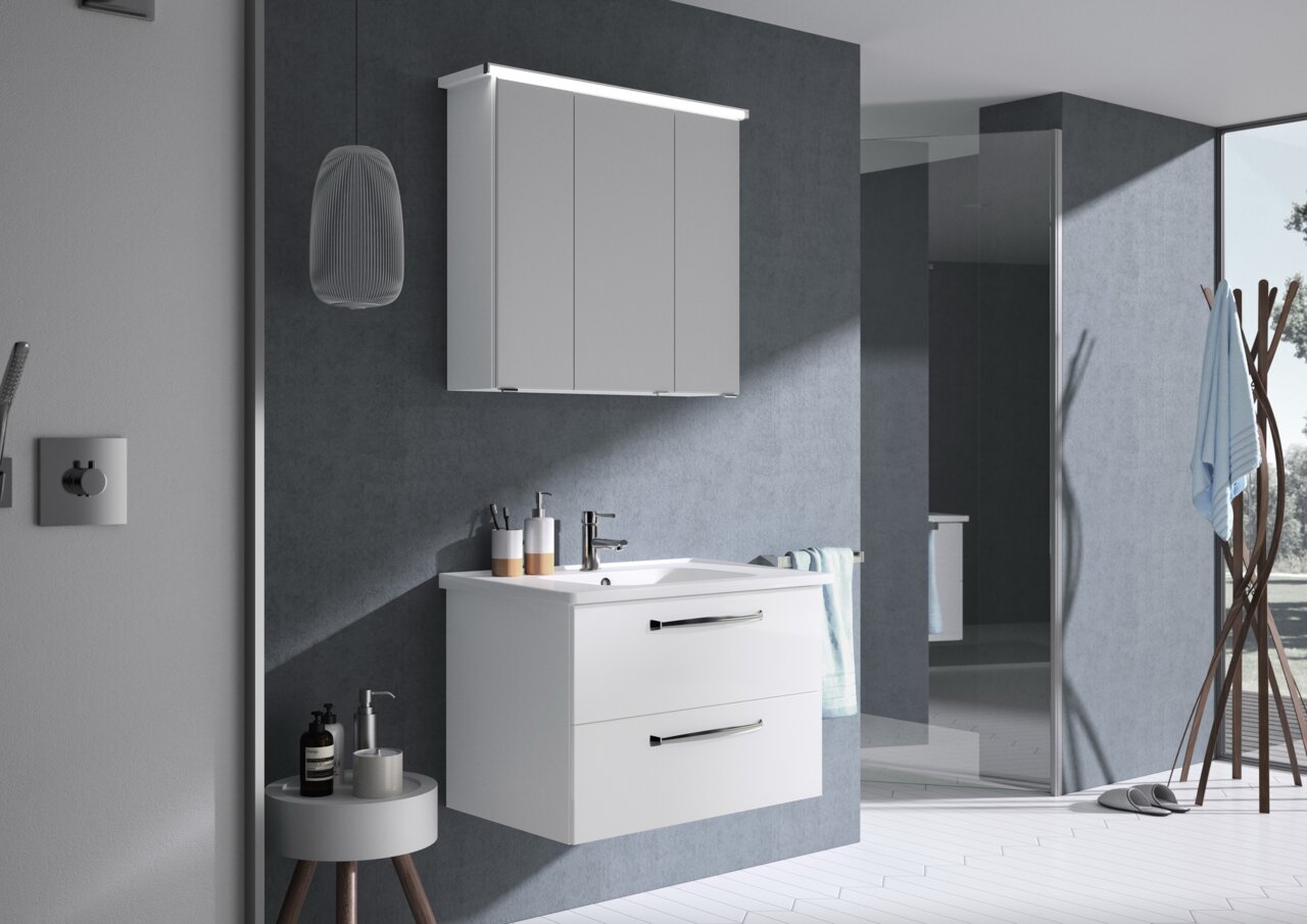Moderner Badblock in einem stilvollen Badezimmer, seitliche Perspektive