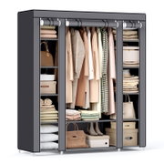 Großer grauer Stoff-Kleiderschrank mit Reißverschlussabdeckungen, mittlerer Kleiderstange und seitlichen Regalfächern, gefüllt mit Kleidung, Decken, Boxen und Taschen; frontale Ansicht leicht von links.