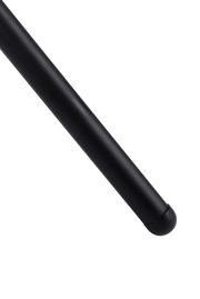 Nahaufnahme eines schwarzen Stuhlbeins mit Gummikappe, diagonale Perspektive