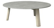 Runder Loungetisch mit grauer Tischplatte und hellen Holzbeinen, seitliche Perspektive