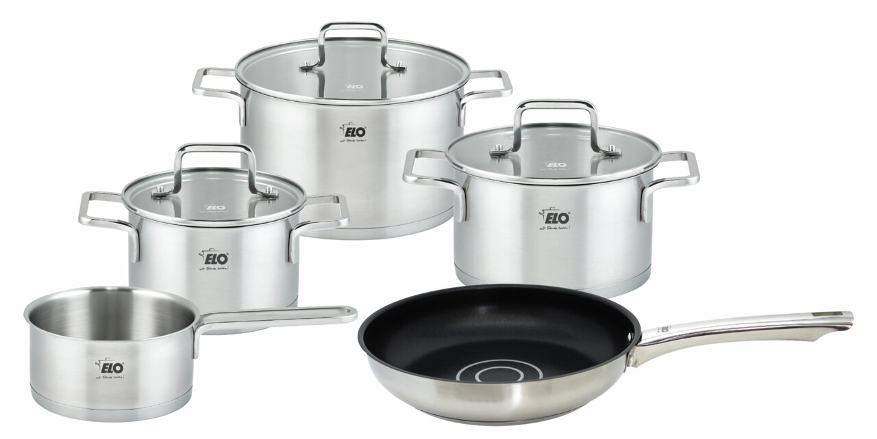 Topfset Topas 5-tlg. aus Edelstahl, bestehend aus vier Töpfen mit Glasdeckeln und einer Pfanne, in einer leicht seitlichen Perspektive.