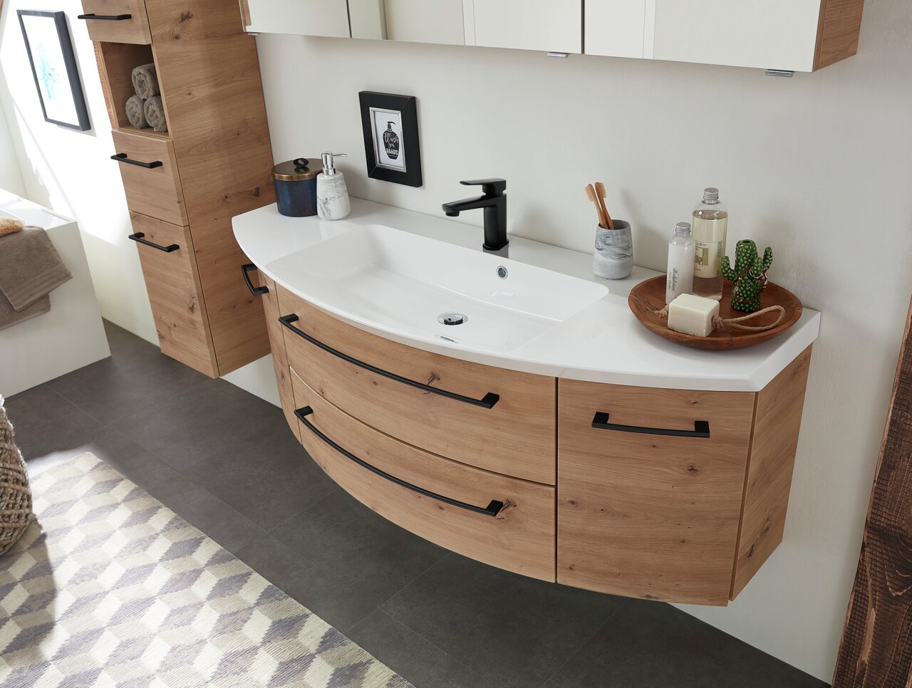 Moderne houten badkamercombinatie met wastafel en opbergruimte, zijaanzicht