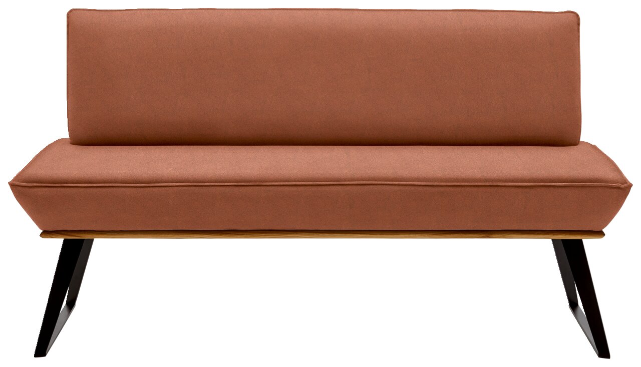 Rote Bank mit schwarzem Metallgestell, frontal betrachtet