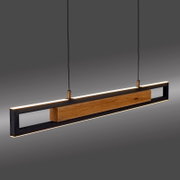 Moderne langwerpige hanglamp met warmwitte ledverlichting, zwart metalen frame en houten balk, schuin van voren en licht van onderen bekeken