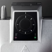 Nahaufnahme eines Waffeleisens mit Temperaturregler und Kontrollleuchten, Ansicht von oben.