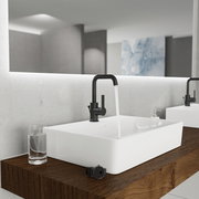 Moderne schwarze Waschtischarmatur mit rechteckigem Waschbecken, seitliche Perspektive