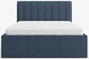Frontale Ansicht eines blauen Polsterbetts mit gestepptem Kopfteil und weißer Matratze.