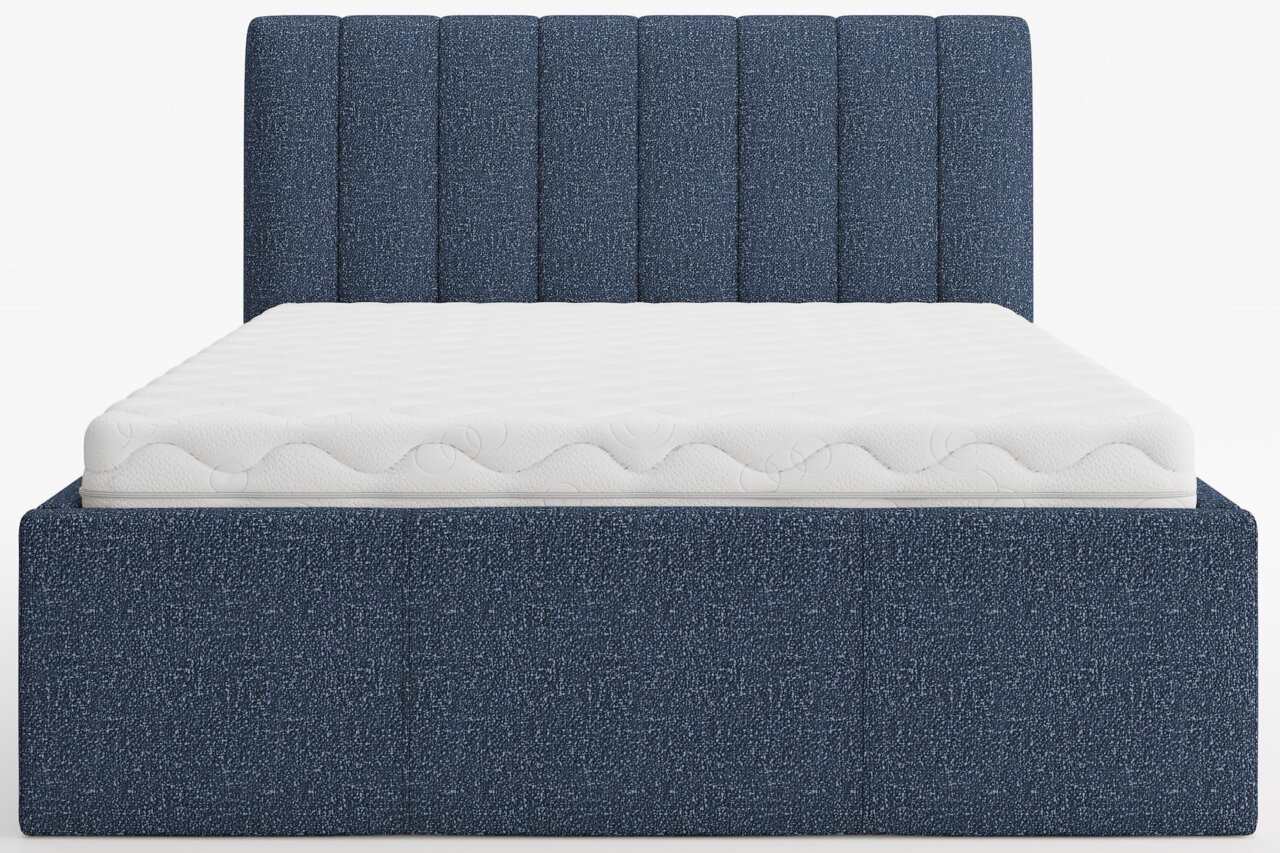 Frontale Ansicht eines blauen Polsterbetts mit gestepptem Kopfteil und weißer Matratze.
