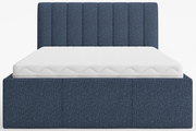 Frontale Ansicht eines blauen Polsterbetts mit gestepptem Kopfteil und weißer Matratze.
