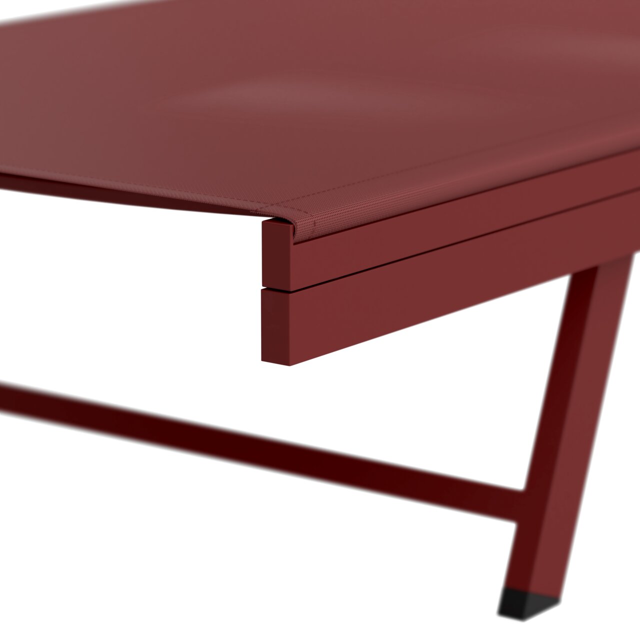 Nahaufnahme einer roten Sonnenliege aus seitlicher Perspektive mit Fokus auf das Gestell.