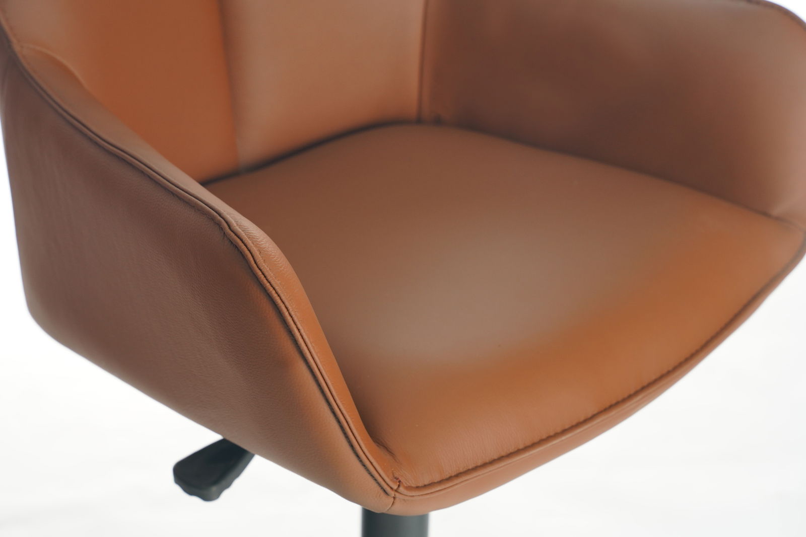 Novel Barhocker YUKI Nahaufnahme eines braunen Barhockers mit gepolstertem Sitz und Rückenlehne, seitliche Perspektive