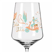 Weinglas mit farbenfrohem Design, das eine Person auf einem Roller zeigt, umgeben von Bäumen und dem Schriftzug 'Dolce Vita', seitliche Perspektive.