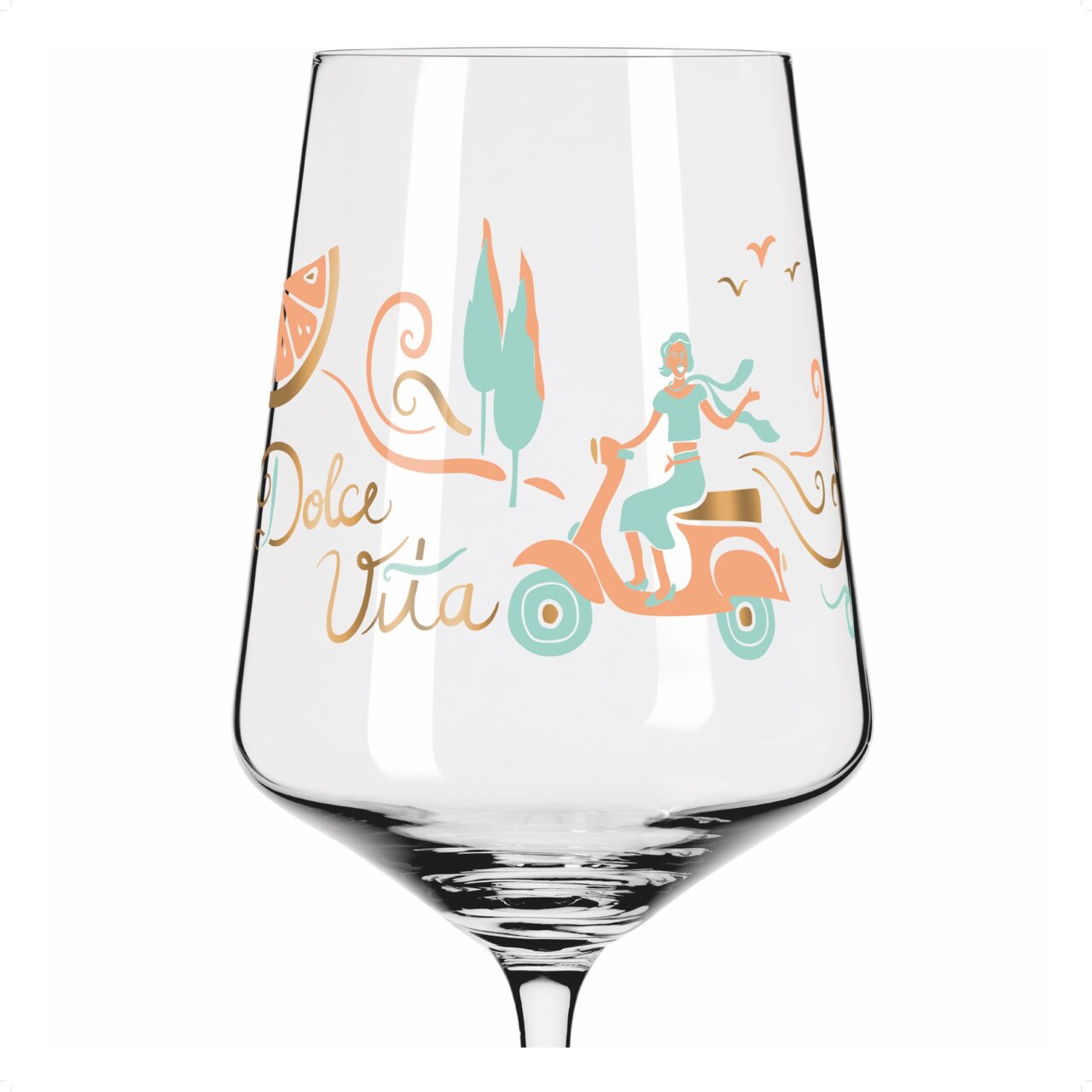 Wijnglas met een kleurrijk ontwerp waarop een persoon op een step te zien is, omringd door bomen en met het opschrift 'Dolce Vita', in zijaanzicht.