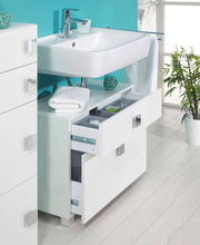 Moderner weißer Waschbeckenunterschrank mit geöffneten Schubladen, seitliche Perspektive