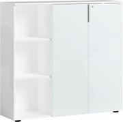 Weißer, niedriger Aktenschrank mit Regal, linke Seite offen mit zwei Regalböden, rechte Seite mit verschließbarer Tür, Frontalansicht.