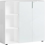 Weißer, niedriger Aktenschrank mit Regal, linke Seite offen mit zwei Regalböden, rechte Seite mit verschließbarer Tür, Frontalansicht.