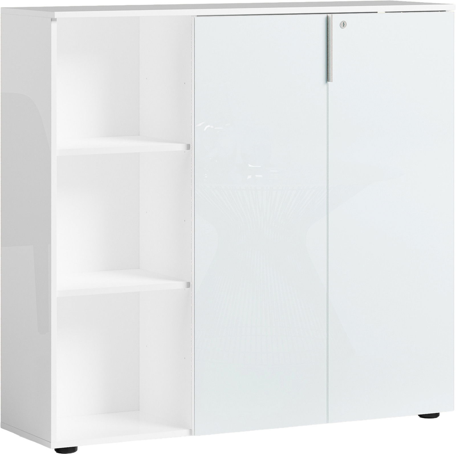 Weißer, niedriger Aktenschrank mit Regal, linke Seite offen mit zwei Regalböden, rechte Seite mit verschließbarer Tür, Frontalansicht.