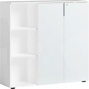 Weißer, niedriger Aktenschrank mit Regal, linke Seite offen mit zwei Regalböden, rechte Seite mit verschließbarer Tür, Frontalansicht.