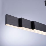 Moderne LED-Pendelleuchte PURE MOTO in seitlicher Perspektive, mit schwarzem, rechteckigem Design und leuchtendem Lichtstreifen.